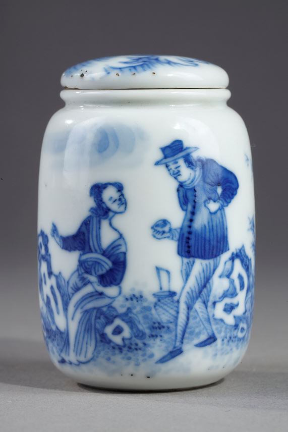 Very rare snuff bottle in blue white porcelain | MasterArt